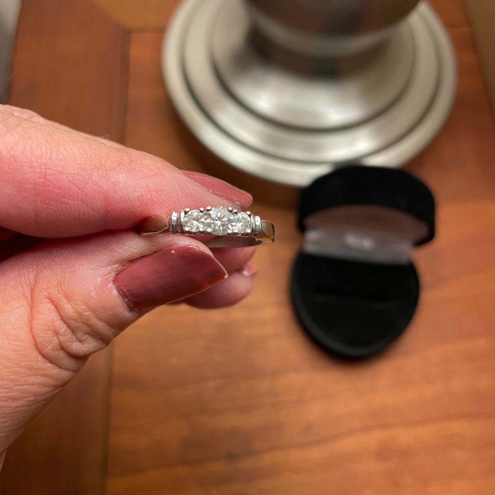 3 stone diamond ring - Picture 5 of 7